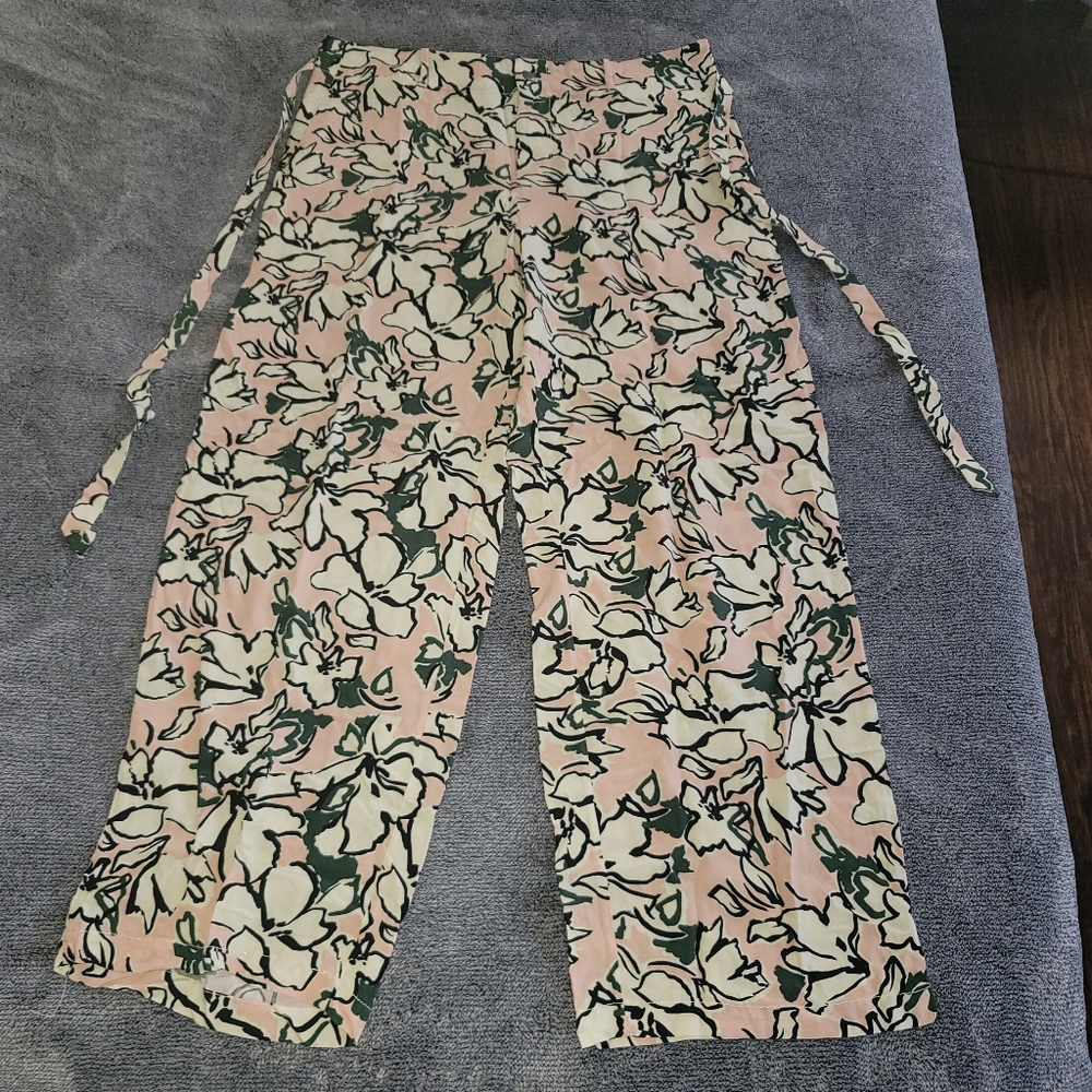 Banana Republic Pink and Green Floral Capris with High-Waisted Design